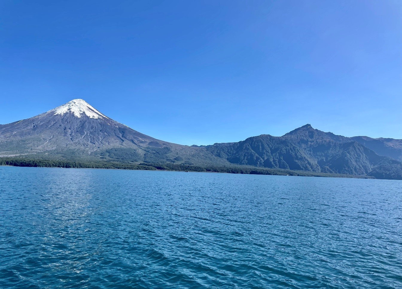lago Llanquihue detras la cordillera