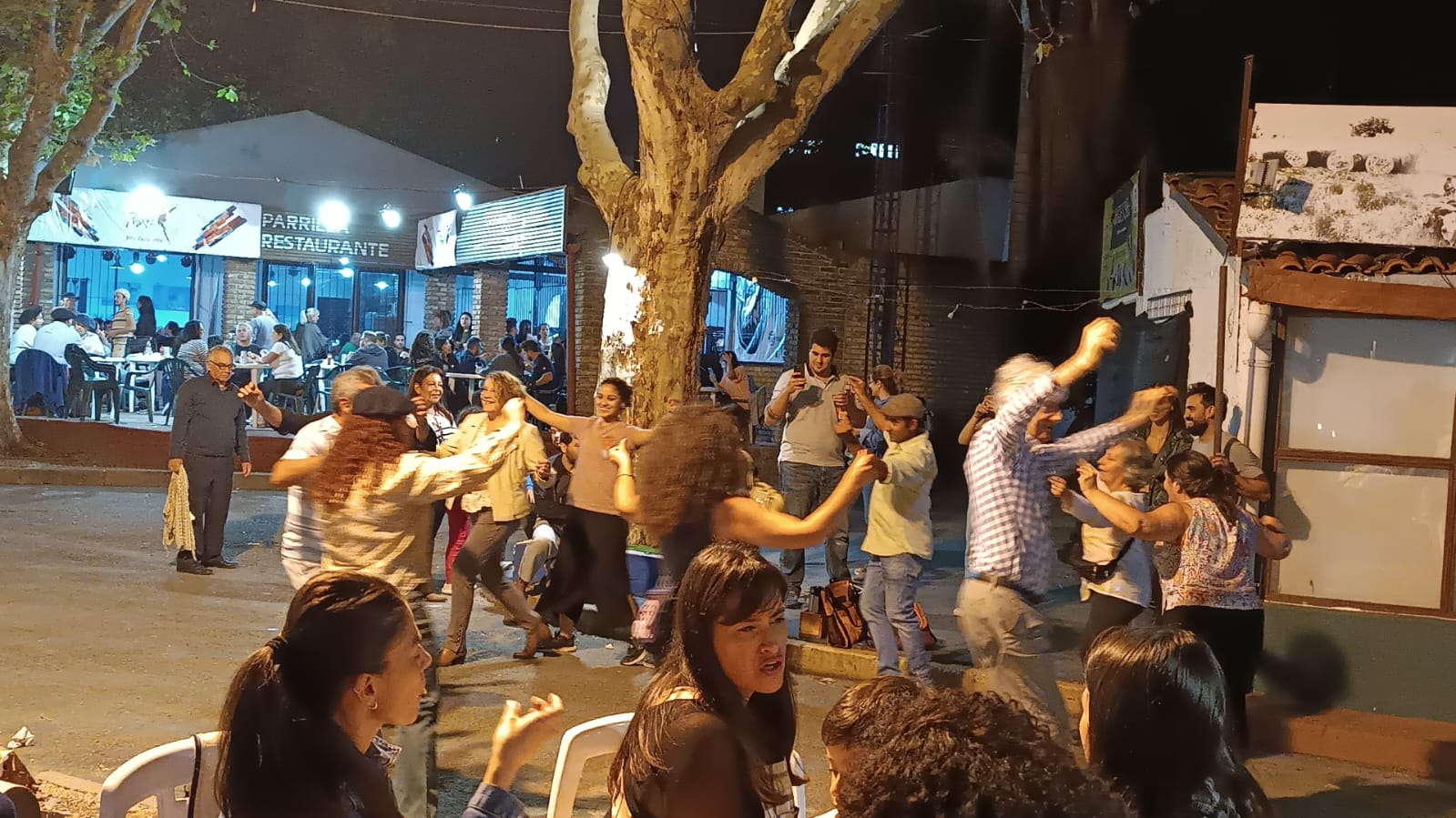 F 6 publico baila en la calle